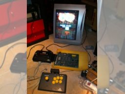 Den er bygget ind i en SMSII-kasse. Som controllere anvendes mine One-Stick-Fits-All-Namcos med dedikerede adaptere. 1/1 (<a href='https://www.playright.dk/samler/ret-samlerobjektbillede/375'>Ret</a>)