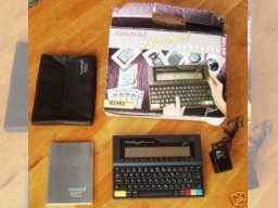 Amstrad NC100 Notepad Computer - den samlede pakke 2/2 (<a href='https://www.playright.dk/samler/ret-samlerobjektbillede/254'>Ret</a>)