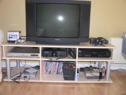 Her er konsollerne i stuen, mangler Dreamcasten som er i sovervrelset sammen med en reserve gamecube 1/4