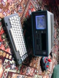 <a href='https://www.playright.dk/info/titel/commodore-sx-64/c64'>Commodore SX-64</a>    1/30