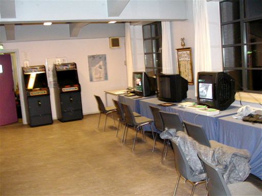 Gameroomet bød i år på retro i form af to arcademaskiner og Saturn, SNES, Dreamcast, Neo Geo, PC Engine, Mega Drive og Nintendo 64 fordelt over seks fjernsyn... 1/100
