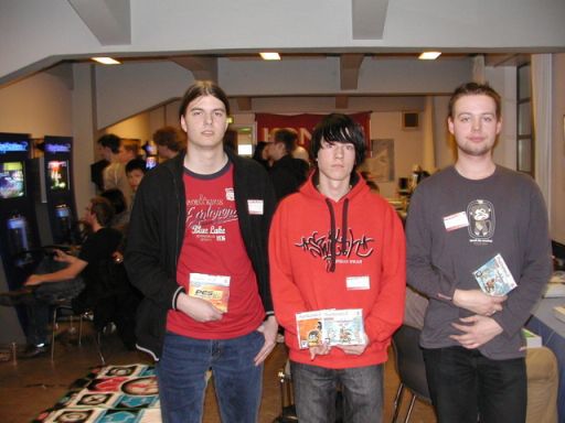 Resultatet af Soul Calibur III-konkurrencen blev: 1. Mike (midten), 2. Daniel (højre), 3. Kristoffer (venstre). 85/100