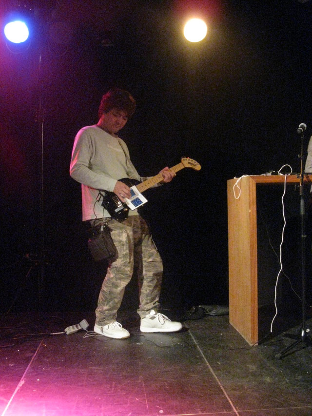 Nintendo DS påmonteret elektrisk guitar i melodisk fusion med KORG programmet. 49/72