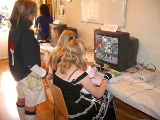 Gothic Lolita-udklædte blondiner spiller 2d-shootere med arcadestick. Det ser de fleste af os nok ikke lige hver dag... 24/80