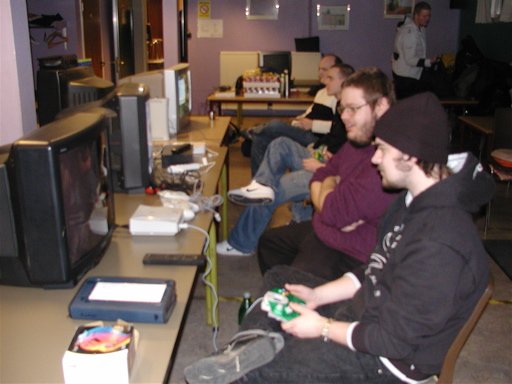 Konsolkongen og Kristensen spiller Dreamcast. 8/35