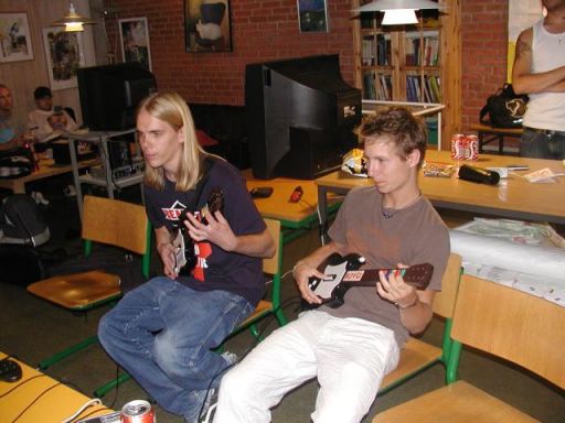 Krans.K og makker med Guitar Hero. 11/18