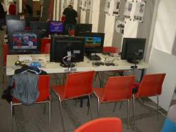 Afsluttende opsætning fredag formiddag til Copenhagen Robot. Vi var placeret i Dansk Spilråds telt, hvor vi stillede op med ti forskellige multiplayer retrospil. Her <a href='info/soeg?titel=Street Fighter III: 3rd Strike&platform=DC&param=&_submit=1'>Street Fighter III: 3rd Strike</a> til Dreamcast og <a href='info/soeg?titel=Gunstar Heroes&platform=SMD&param=&_submit=1'>Gunstar Heroes</a> til MegaDrive. 1/58