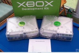 Xbox Development Kit   © Microsoft Game Studios    (XBX)   Venstre: DVT3 prototype. Hjre: DVT4 produktions model|Left:DVT3 prototype. Right: DVT4 final production version 9/9